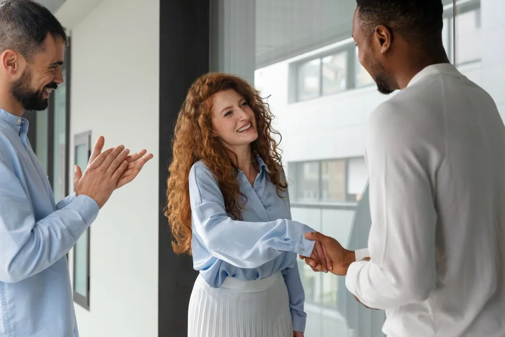 Personne exprimant sa gratitude à ses collègues de travail