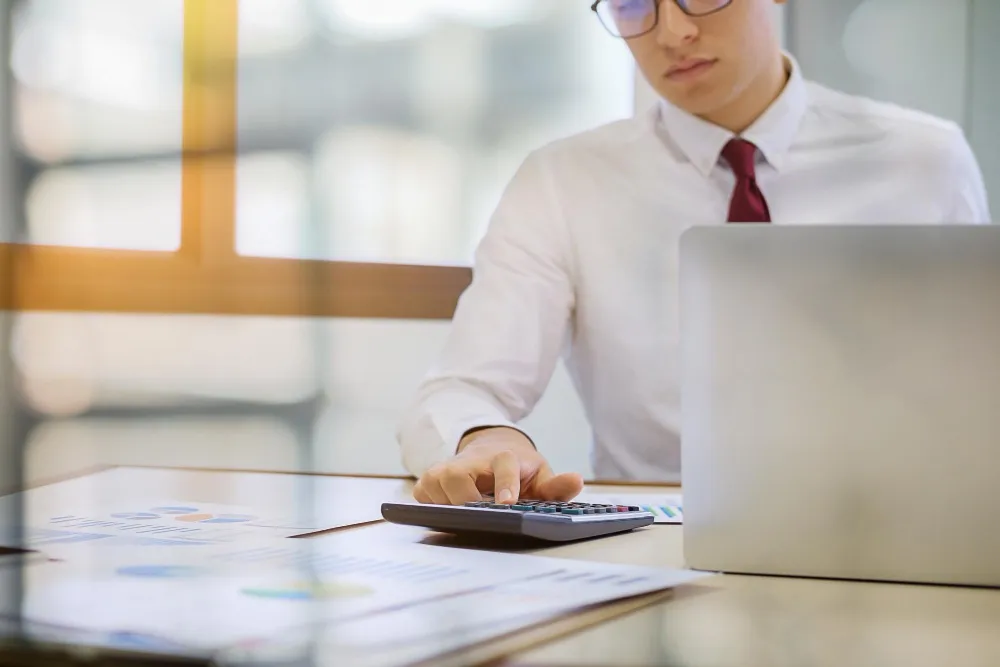 homme à son bureau